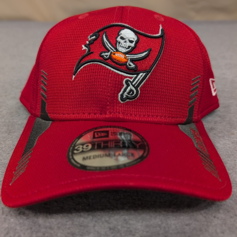 New Era 39THIRTY Tampa Bay Buccaneers NFL Hat Red Stretch Fit M/L 2021 Sideline - Picture 1 of 7